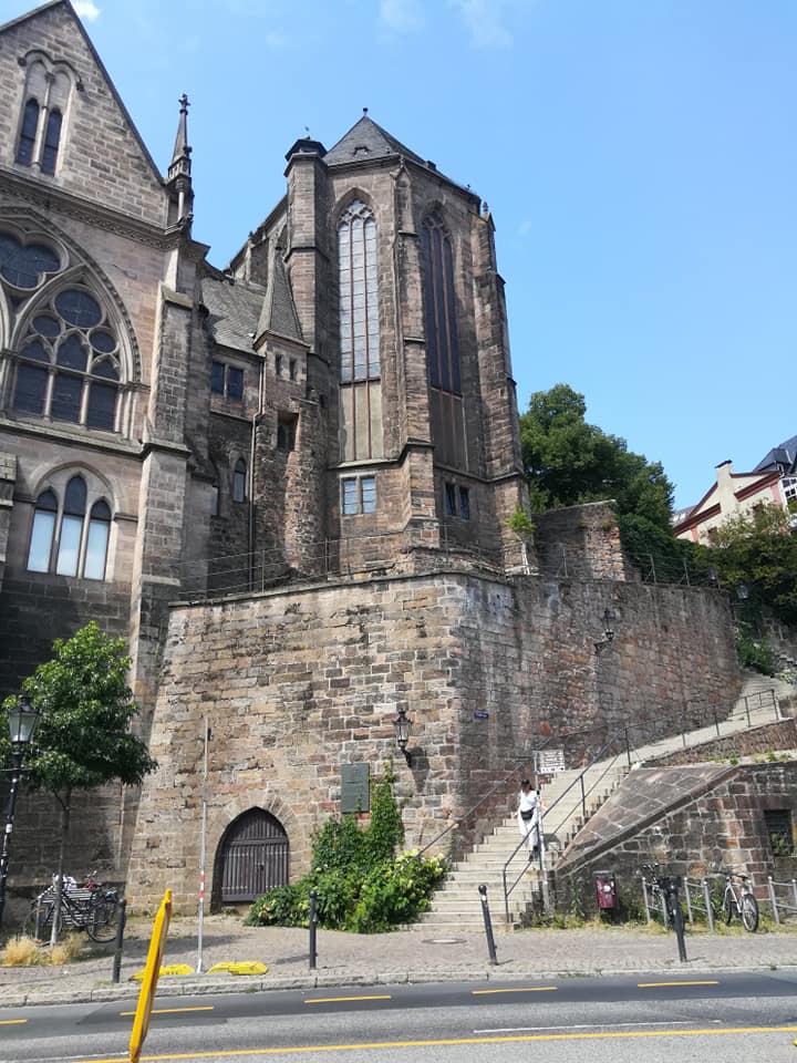 Bild von einer Kirche in der Innenstadt von Marburg nahe der Universität